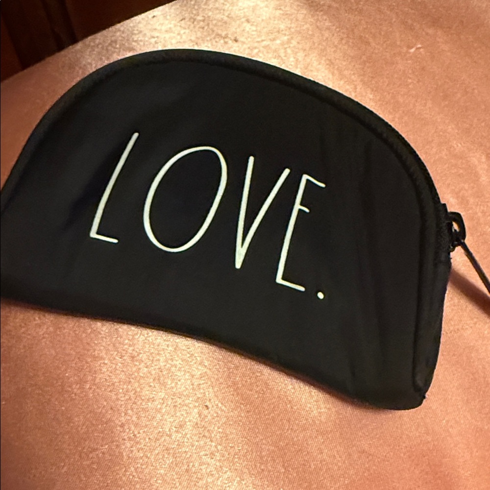 Black LOVE wristlet Pouch NWT🩷🩷🩷🔑🔑🔑🚴🏼🚴‍♂️🚨